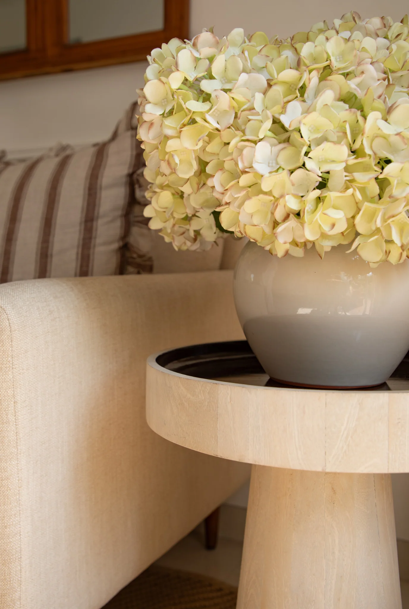 Spazio Pedestal Table - Image 2