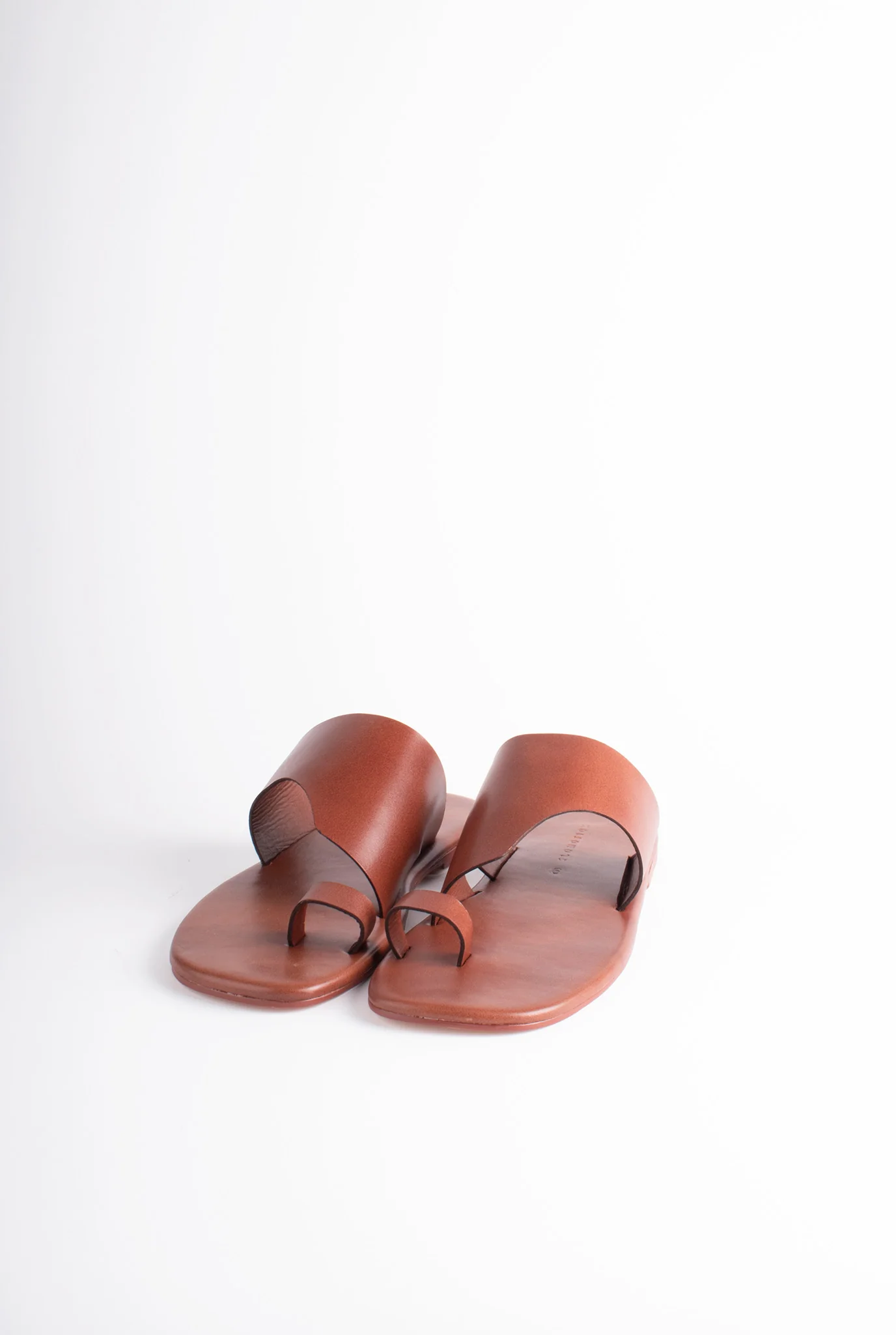 Monochrome open toe chappals - Image 5