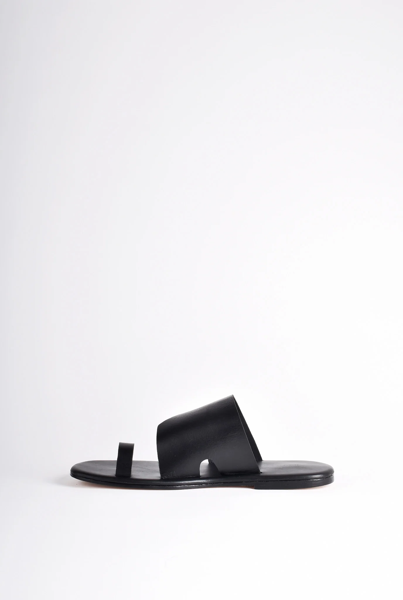 Monochrome open toe chappals - Image 7