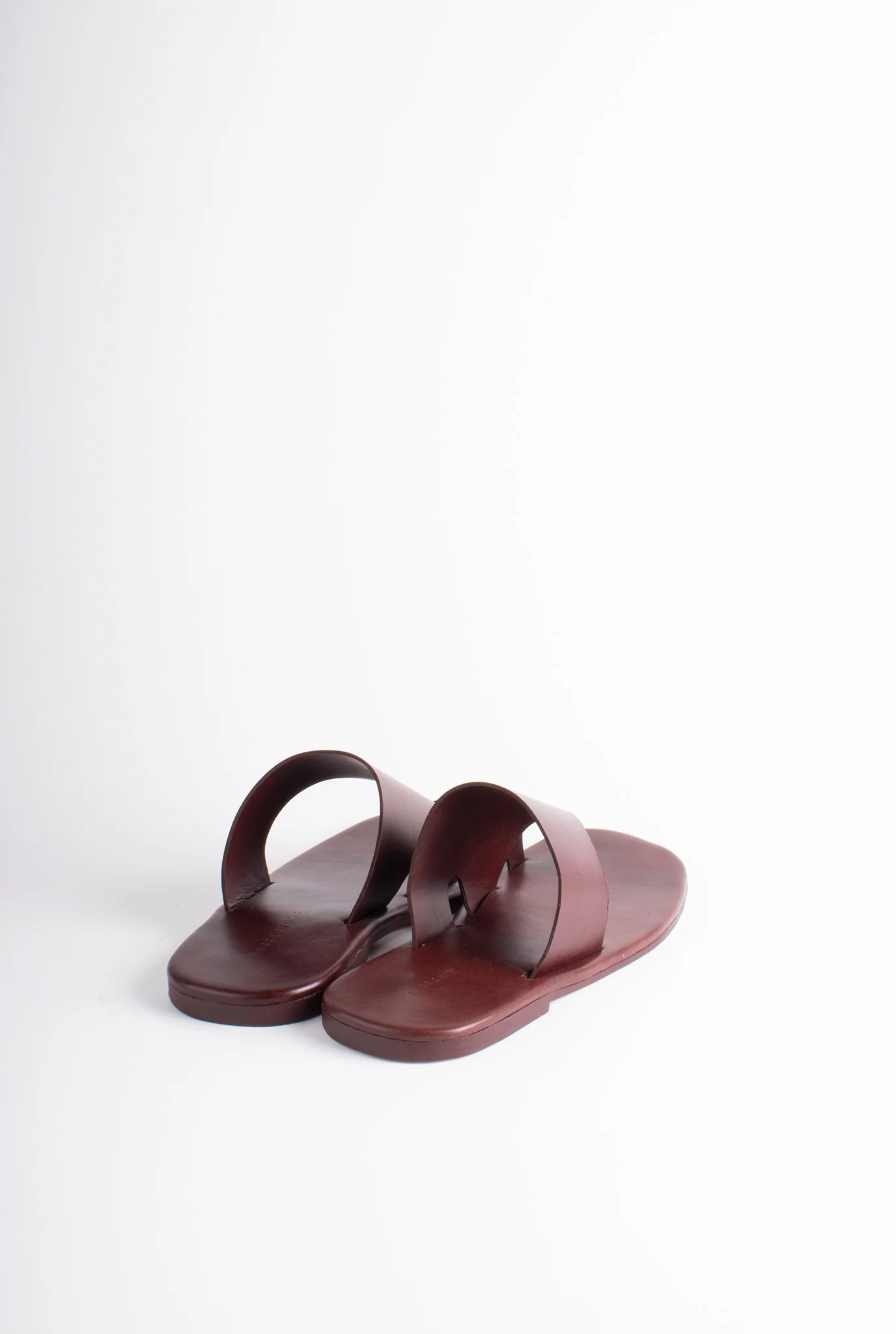 Monochrome open toe chappals - Image 9
